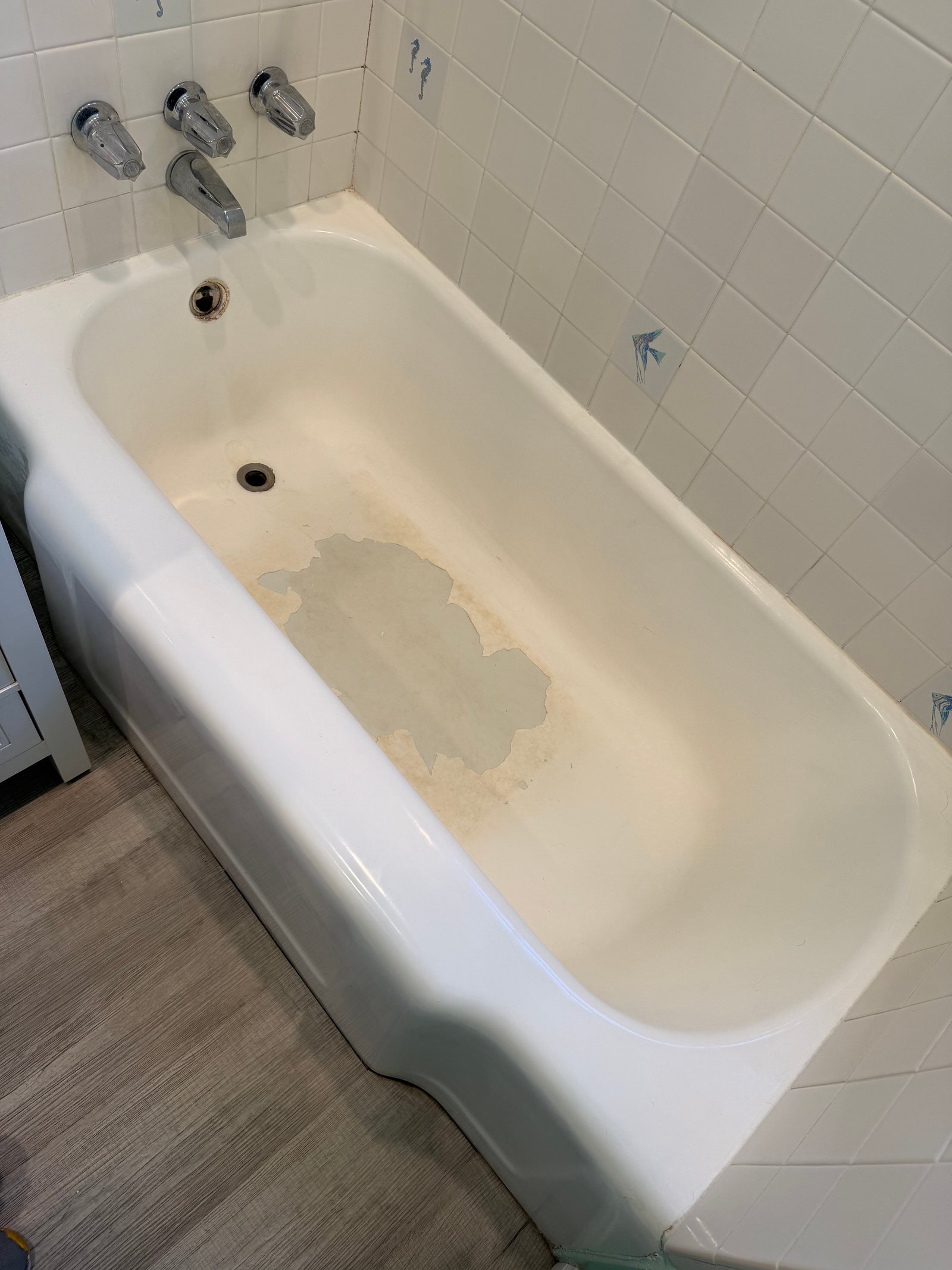 Peeling coating on the bottom of the bathtub